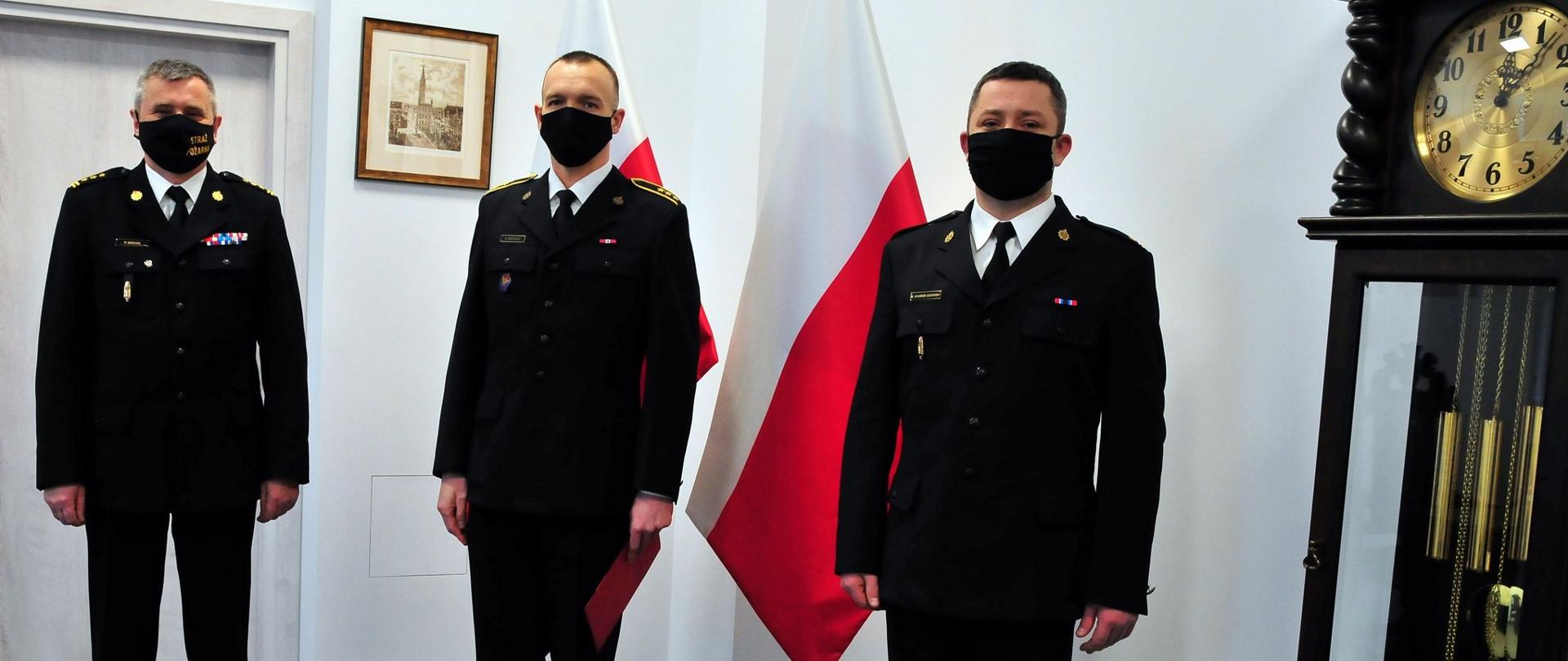 Zdjęcie pamiątkowe funkcjonariuszy PSP po wręczeniu nagrody.