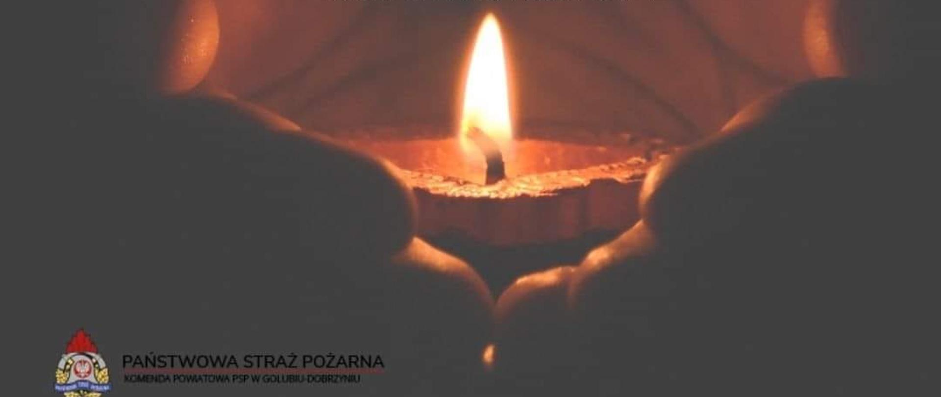 Na plakacie widać otwarte dłonie trzymające znicz, nad płomieniem jest biały tekst.