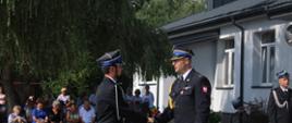 Komendant Powiatowy z prawej oraz Prezes OSP Sokółka z lewej