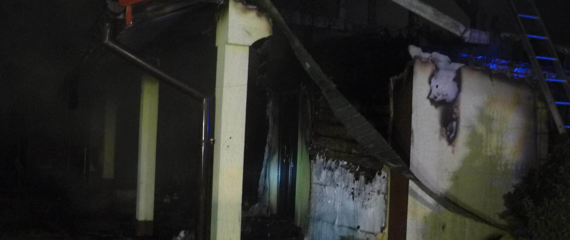Na zdjęciu widać budynek który uległ spaleniu.