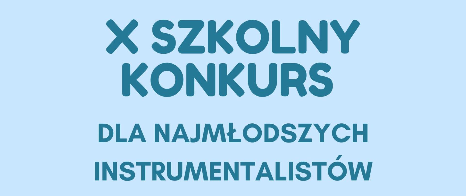 Plakat na niebieskim tle, granatowy napis po środku" X szkolny konkurs dla najmłodszych instrumentalistów" Poniżej grafika przedstawiająca czwórkę dzieci grających kolejno na bębenku, dziewczynka z pałeczką mażaretkową, chłopiec grający na puzonie, chłopiec grający na trąbce. Poniżej data 27.03.2023