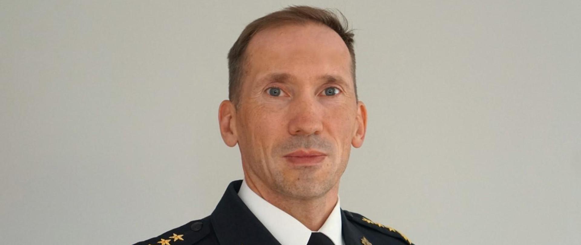 Zastępca Komendanta Powiatowego Państwowej Straży Pożarnej w Lęborku starszy brygadier Tomasz Kołakowski w mundurze wyjściowym