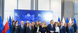 Premier Mateusz Morawiecki oraz minister Mariusz Kamiński podczas Europejskiego Dnia Numeru Alarmowego 112 w MSWiA