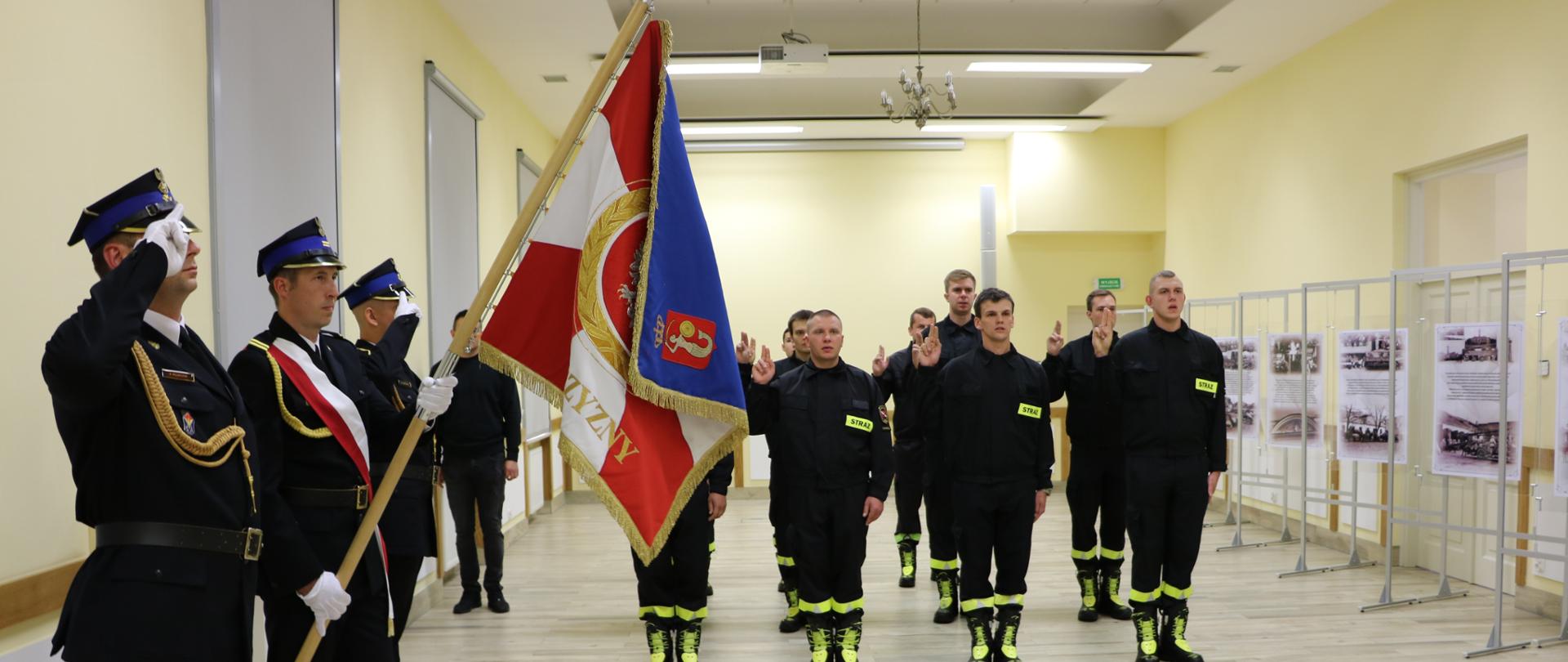 Złożenie ślubowania przez strażaków