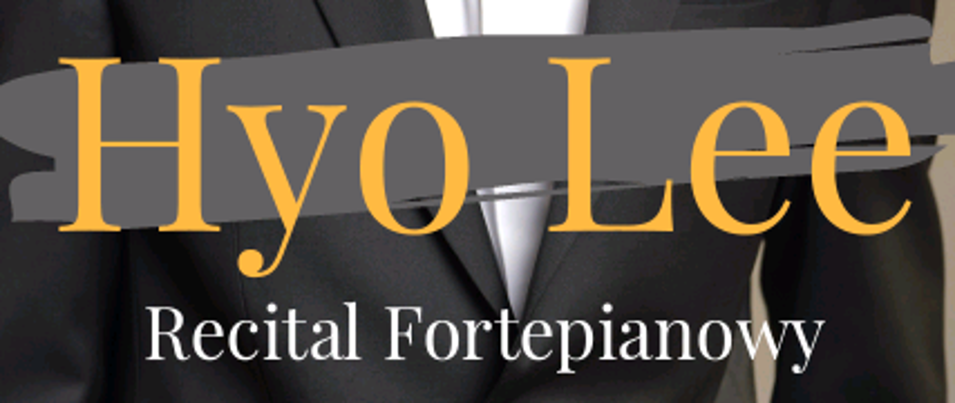 Plakat na brązowym tle zdjęcie sylwetki Hoy Lee w czarnym garniturze. Napis złoty Hoy Lee. Recital fortepianowy