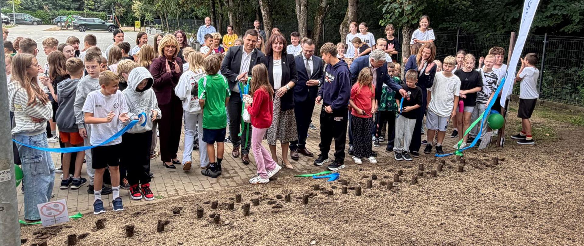 Dzieci przy ogrodzie deszczowym