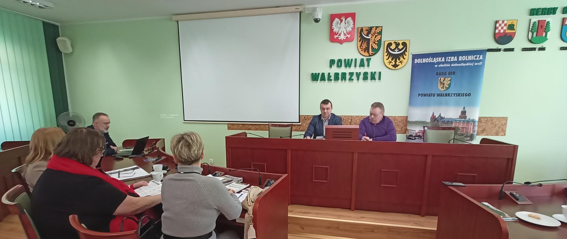 uczestnicy posiedzenia siedzący na sali 