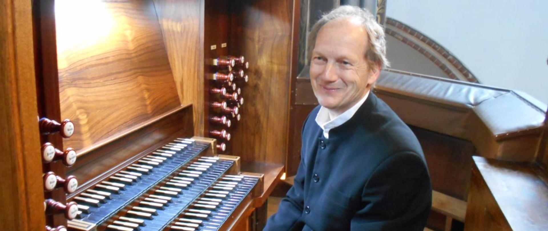 Michał-Dąbrowski-przy-kontuarze-kamieńskich-organów-1140x500