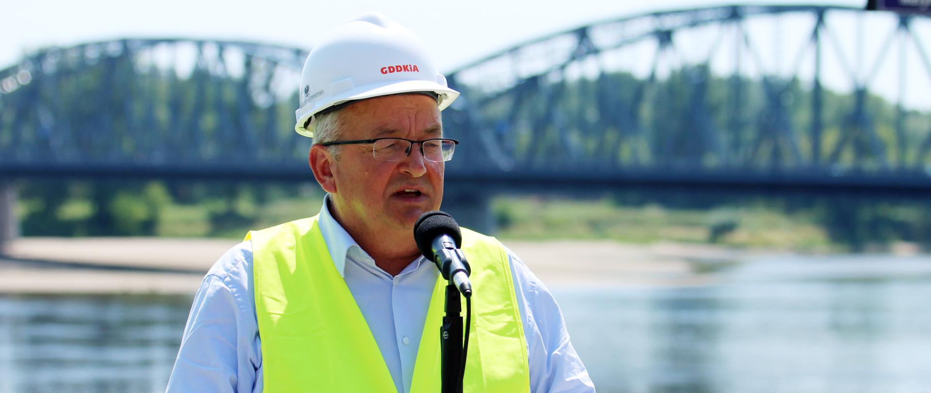 Minister infrastruktury Andrzej Adamczyk podczas wizyty w Toruniu
