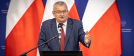 Minister infrastruktury Andrzej Adamczyk podczas konferencji prasowej