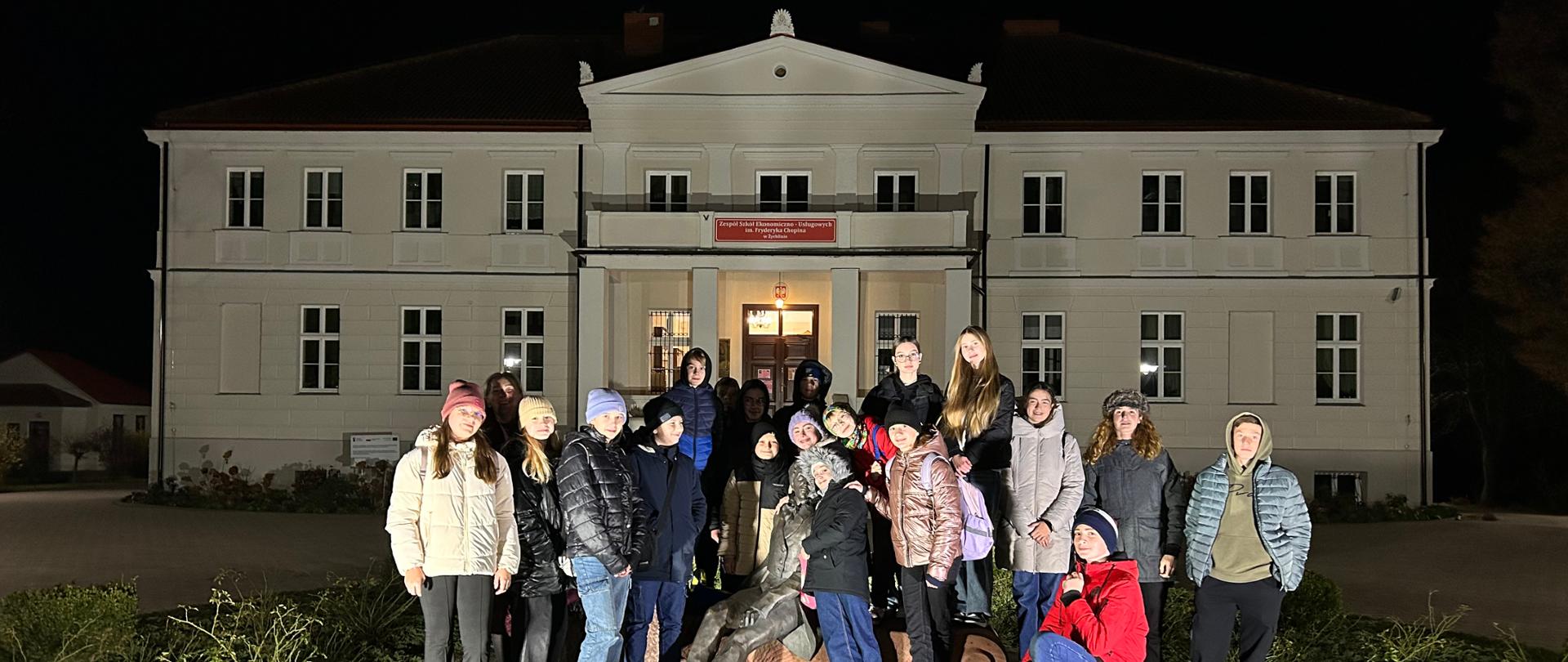 zdjęcie grupowe przy pałacu w Żychlinie