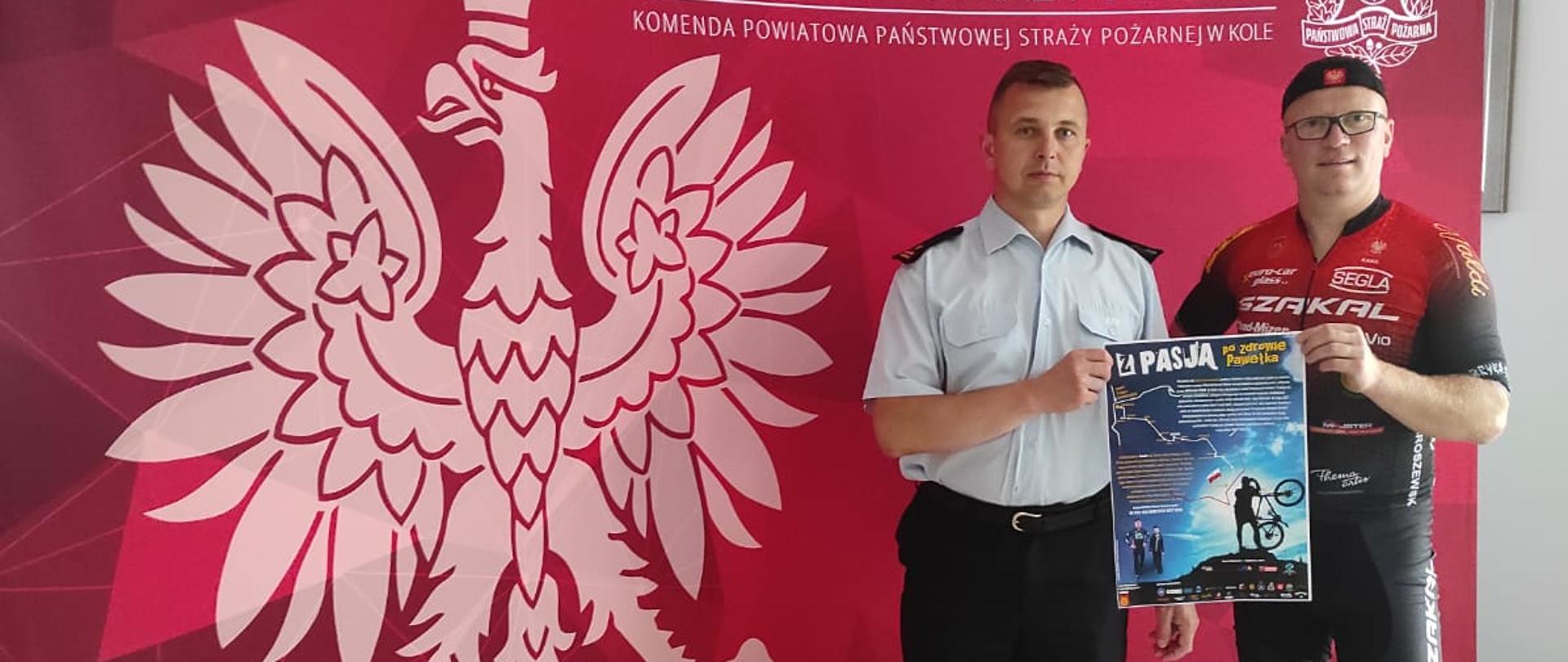 Zdjęcie przedstawia Zastępce Komendanta Powiatowego z organizatorem zbiórki