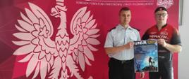 Zdjęcie przedstawia Zastępce Komendanta Powiatowego z organizatorem zbiórki