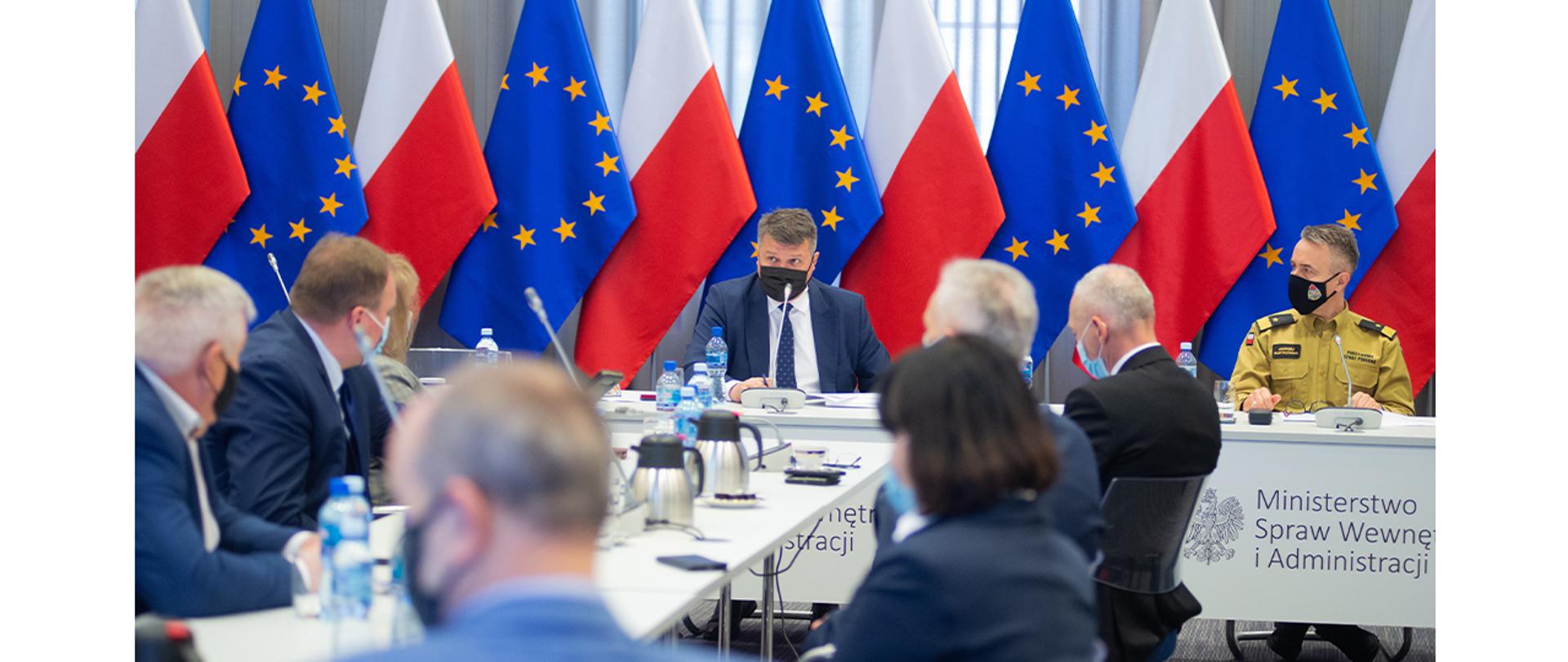 Na zdjęciu: wiceminister Maciej Wąsik, komendant główny PSP oraz uczestnicy spotkania