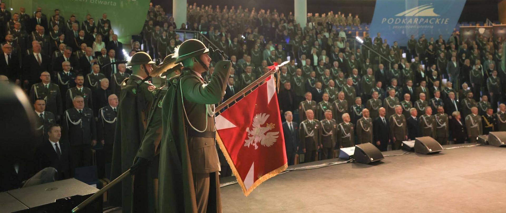 Reprezentanci Sił Zbrojnych RP, administracji rządowej i samorządowej, a także instytucji oraz służb współpracujących z wojskiem stoją podczas uroczystości.