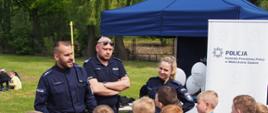 Stanowisko edukacyjne policji na którym trwa pogadanka dla dzieci