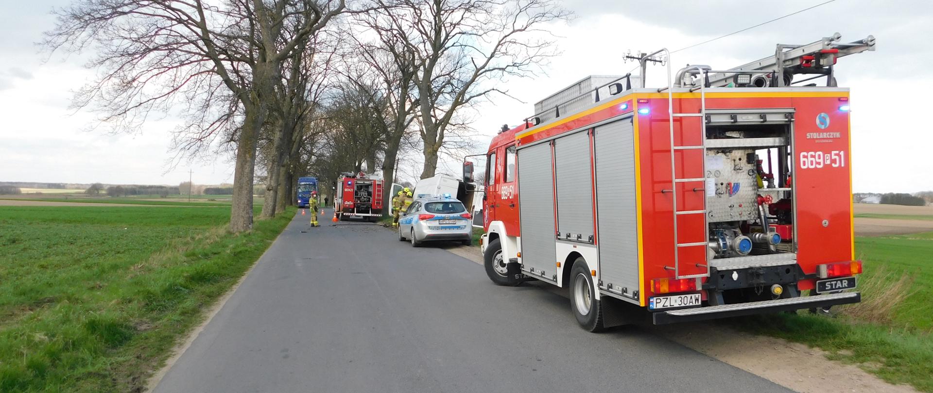 Samochody straży Pożarnej i Policji zabezpieczają miejsce zdarzenia.
