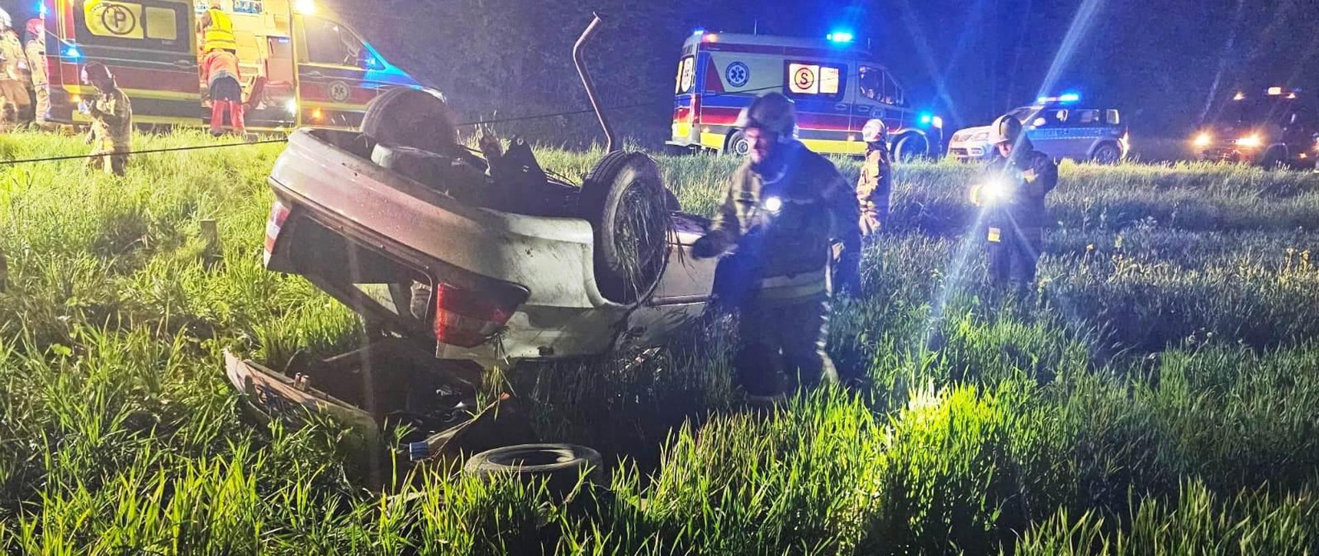 Samochód na dachu na trawie