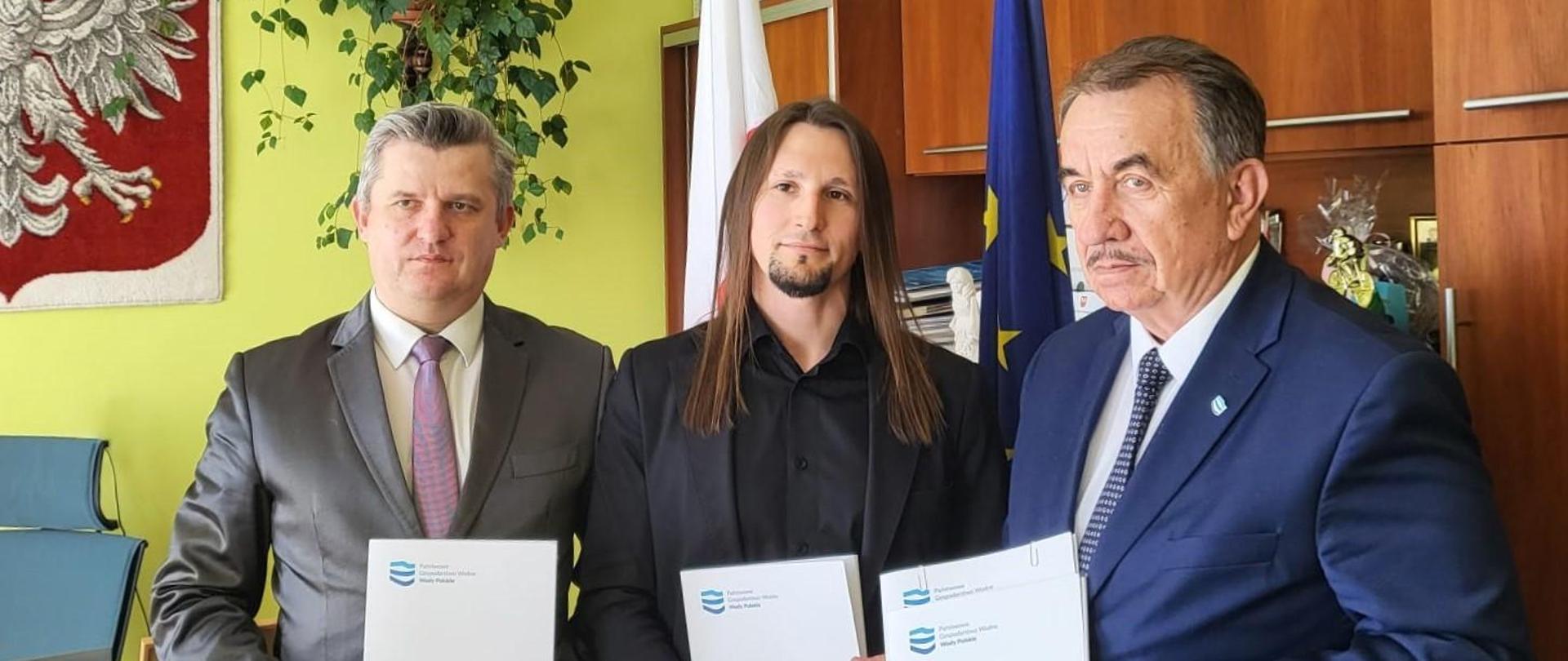 Dyrektor RZGW w Krakowie Wojciech Kozak wspólnie z Wójtem Gminy Drwinia Janem Pająkiem podpisał umowę z projektantem MGBI Ryszardem Zimą 