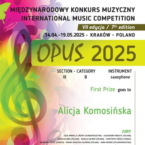 Dyplom przyznany Alicji Komosińskiej za zdobycie pierwszej nagrody w kategorii III B (instrument: saksofon) podczas VII edycji Międzynarodowego Konkursu Muzycznego OPUS 2025 w Krakowie. Dyplom ma kolorowe, muzyczne tło z motywami klucza wiolinowego i motyli.