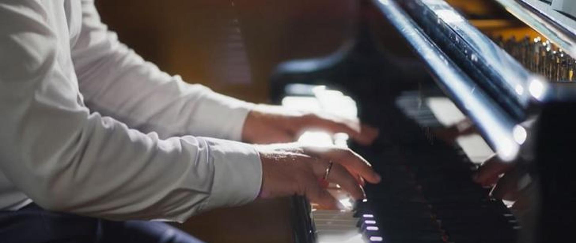 Min_S_Szynkowski_v_Sek_playing_piano