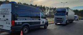 Od lewej: tył i prawy bok oznakowanego furgonu dolnośląskiej Inspekcji Transportu Drogowego. Przed radiowozem stoi zatrzymany do kontroli drogowej ciągnik siodłowy z naczepą.