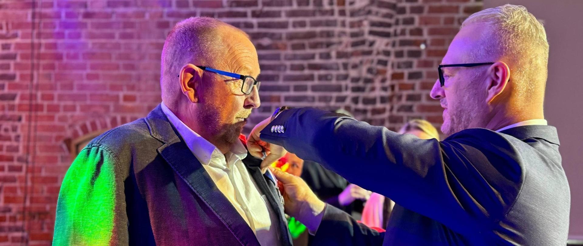 Gala Elbląskich Nagród Kulturalnych: wojewoda Radosław Król wręcza odznaczenie.