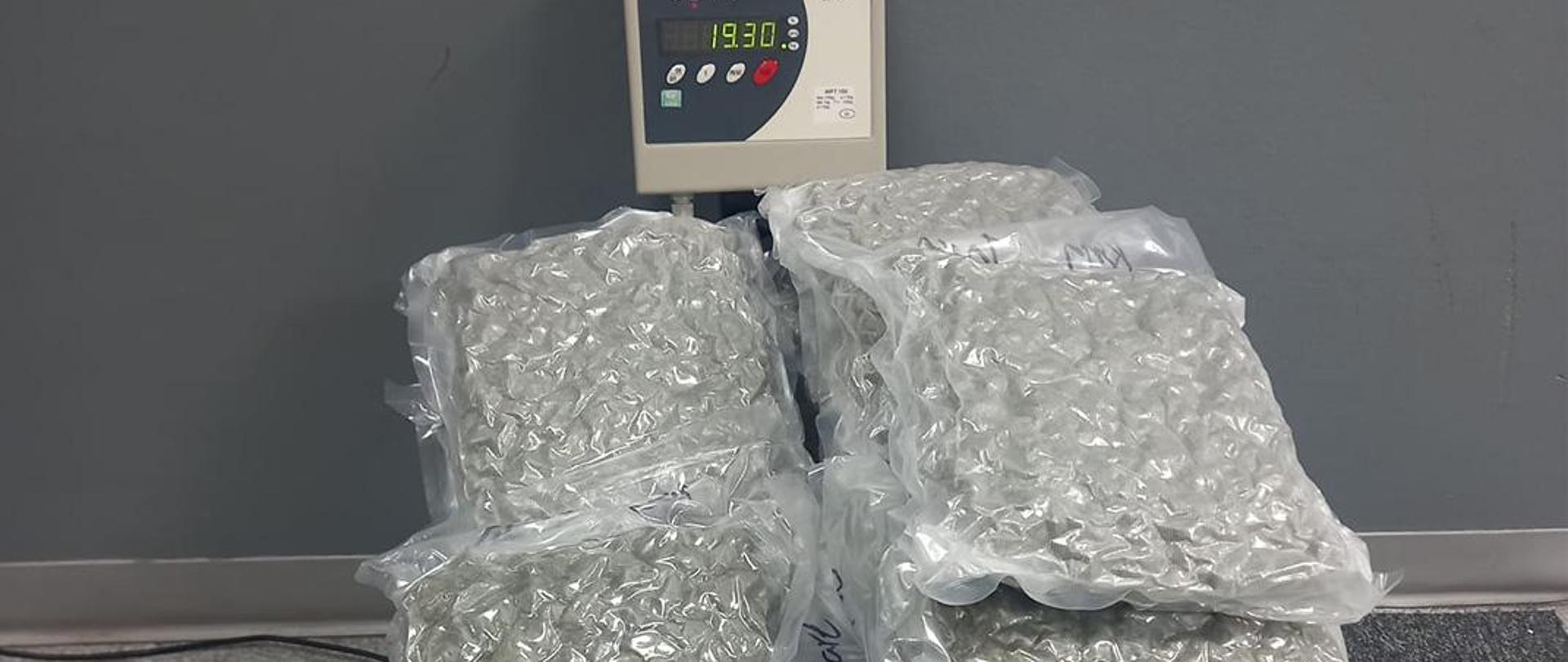 Worki z przemycaną marihuaną na wadze.