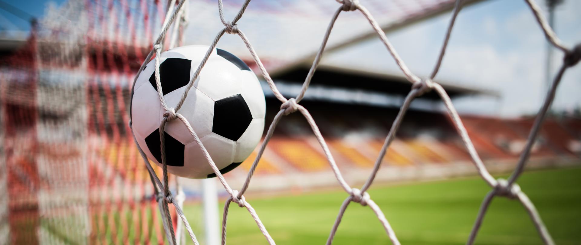 Piłka trafiająca do bramki