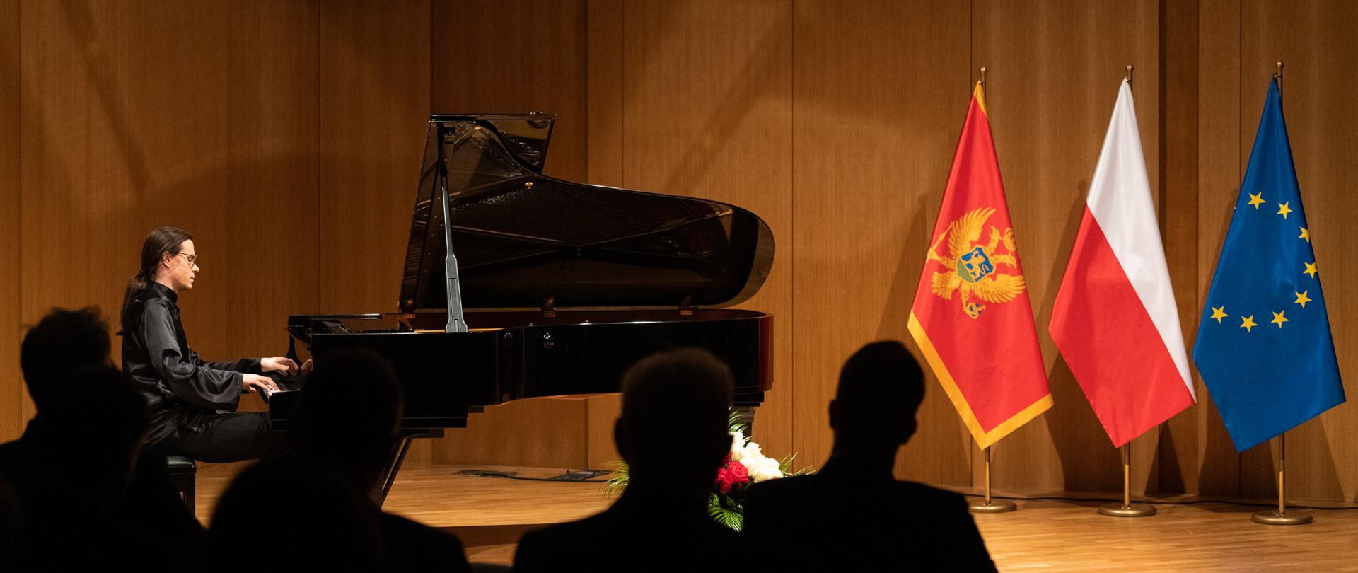 Polski pianista Adam Kałduński grający na fortepianie