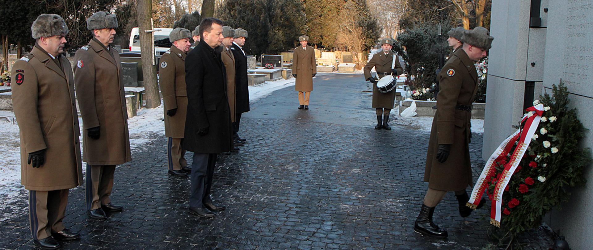 010318_MMB_ZolnierzeWykleci_MNedzynski_01