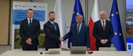 Na zdjęciu od lewej strony: Dariusz Napiórkowski, członek Zarządu Przedsiębiorstwa Energetycznego, Wojciech Pawlik, Prezes Zarządu Przedsiębiorstwa Energetycznego w Siedlcach, Józef Matysiak, Zastępca Prezesa Zarządu NFOŚiGW, Tomasz Hapunowicz, Prezydent Miasta Siedlce.