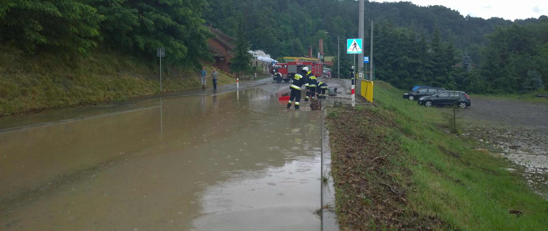 Zalana droga wojewódzka w Bałtowie