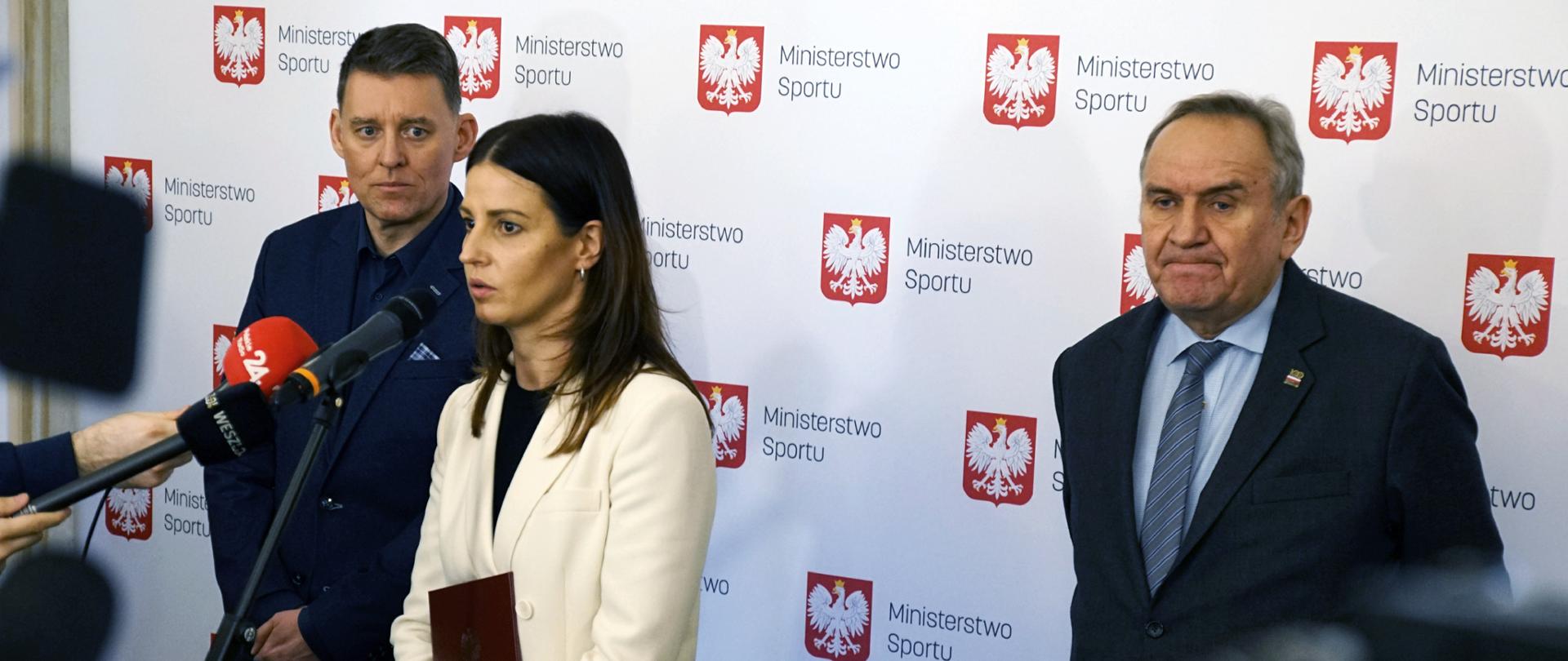 Minister Danuta-Dmowska Andrzejuk podczas briefingu