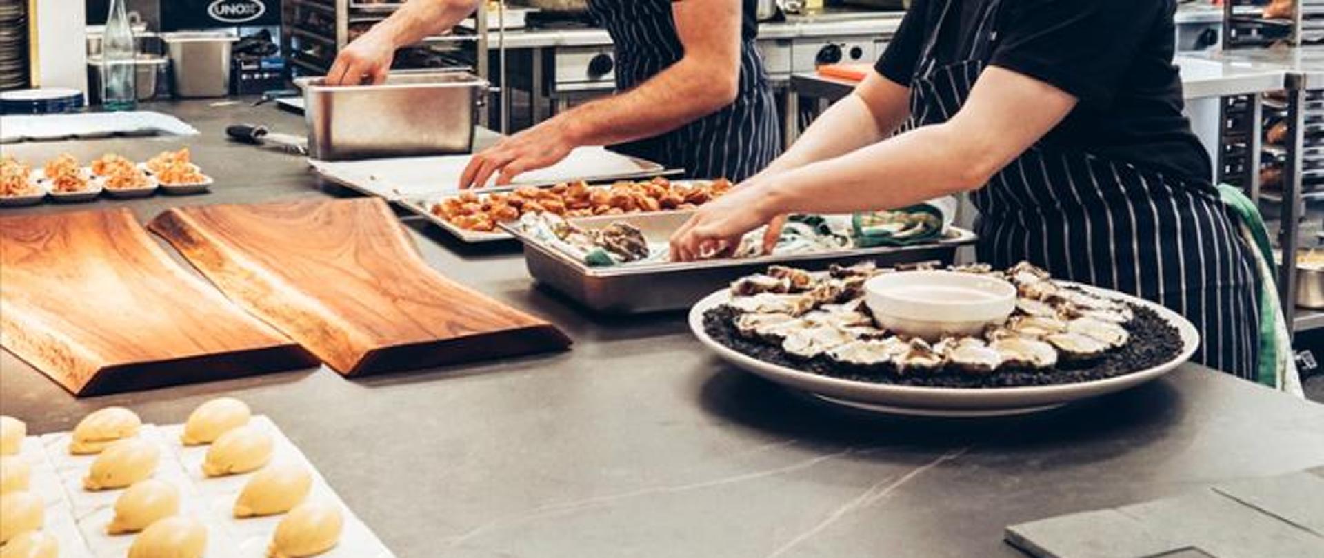 Grafika przedstawiająca prace w kuchni