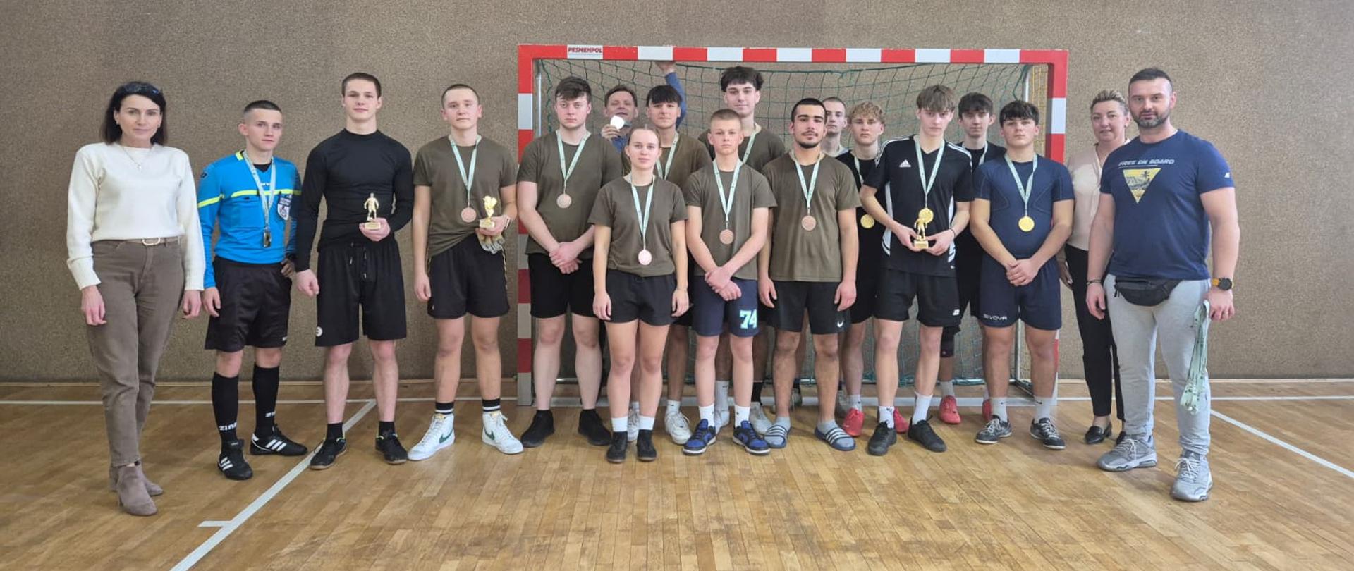 Drużyny stojące w bramce z medalami