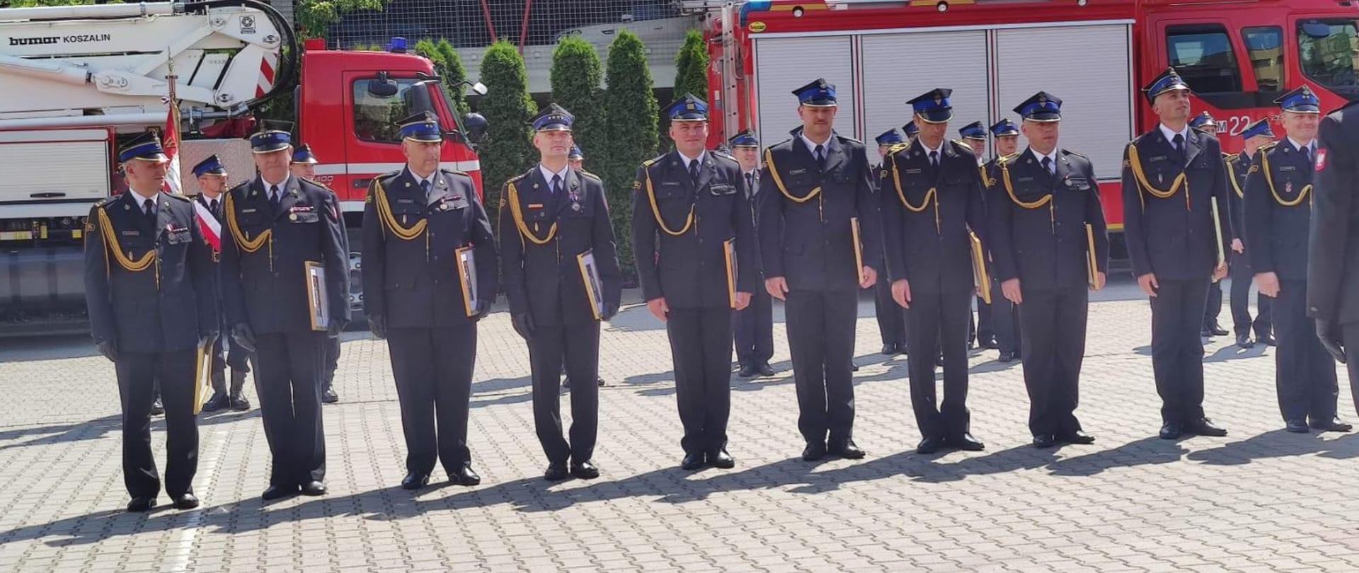 Burmistrz Grodziska Mazowieckiego Pan Tomasz Krupski w podziękowaniu za zaangażowanie i włożony wysiłek w akcję gaszenia pożaru w Zespole Szkół nr 1 w Grodzisku Mazowieckim w dniu 13 maja 2024 r. wyróżnił strażaków biorących udział w działaniach gaśniczych:
- nadbryg. Artur Gonera,
- st. bryg. Krzysztof Tryniszewski,
- bryg. Marek Szymanek,
- st. kpt. Bartosz Szulborski,
- st. asp. Mikulski Łukasz,
- mł. kpt. Grzegorz Kucmin,
- st. asp. Leszek Pintara,
- asp. Krzysztof Stefaniak,
- st. ogn. Dominik Krawczyk,
- st. ogn. Jacek Skura,
- st. ogn. Robert Badowski,
- st. ogn. Piotr Puławski,
- mł. ogn. Artur Węgrzecki,
- st. str. Michał Krzyżewski,
- kpt. Mariusz Wołowski,
- asp. Tomasz Michalak,
- st. kpt. Damian Matysek,
- mł. asp. Michał Wesołowski,
- kpt. Krzysztof Zegarski,
- str. Daniel Lepianka.
W tle funkcjonariusze KP PSP w Grodzisku Maz. oraz pojazdy pożarnicze. 