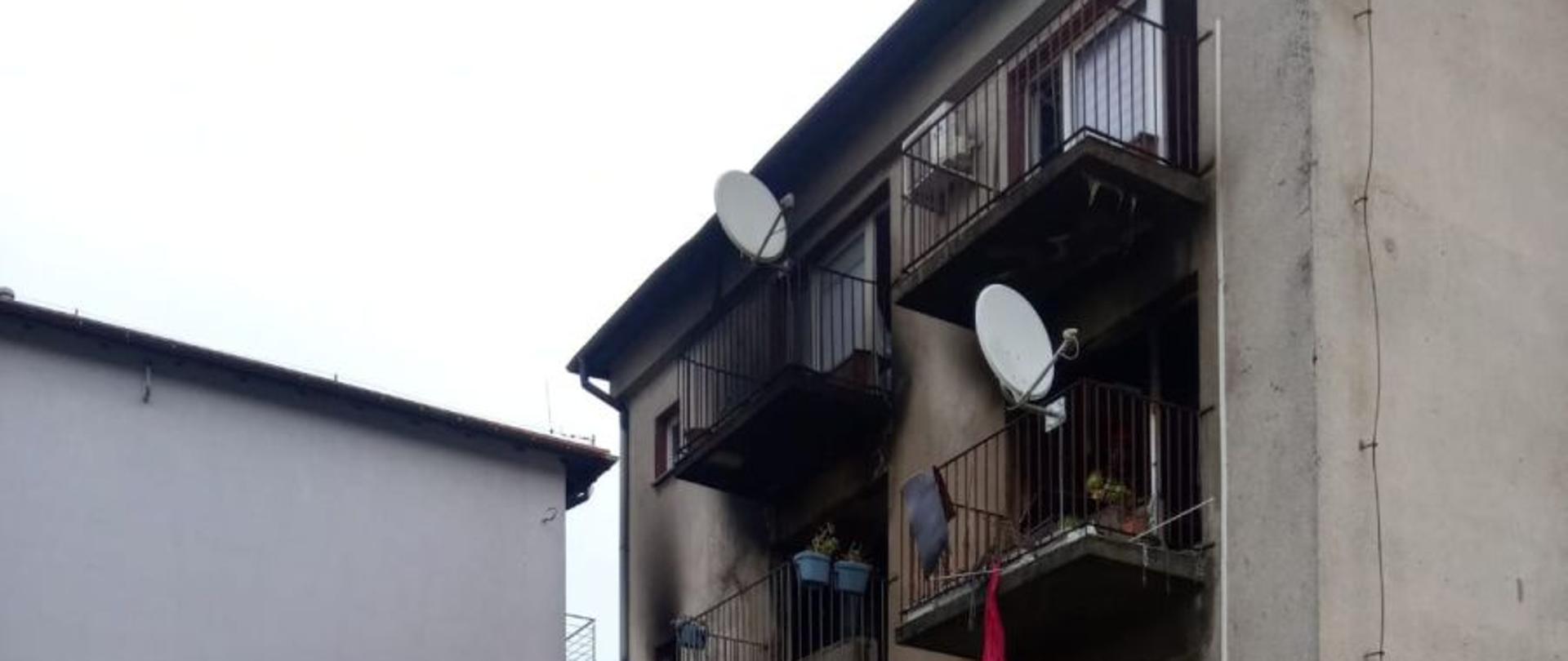 Zdjęcie przedstawiające wyrzucone nadpalone elementy wyposażenia mieszkania po pożarze w Rybniku ul. Bolesława Chrobrego (27-09-2020 7:20)