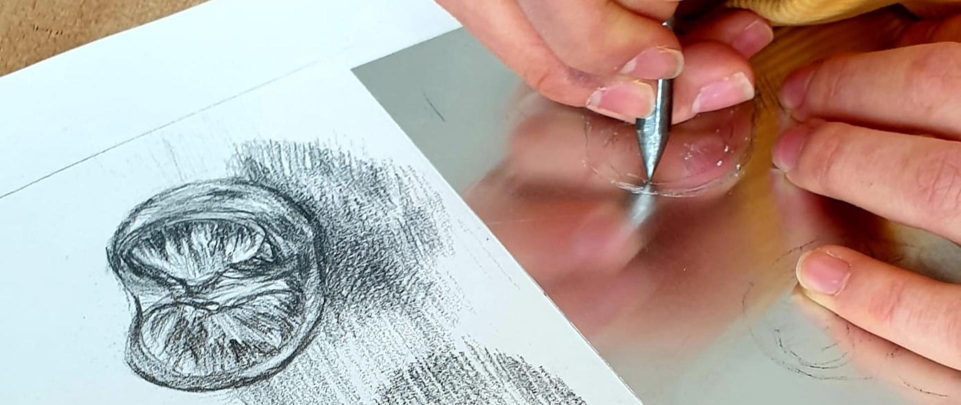 Zdjęcie ukazujące technikę graficzną przy wykorzystaniu igły i metalowej blaszki