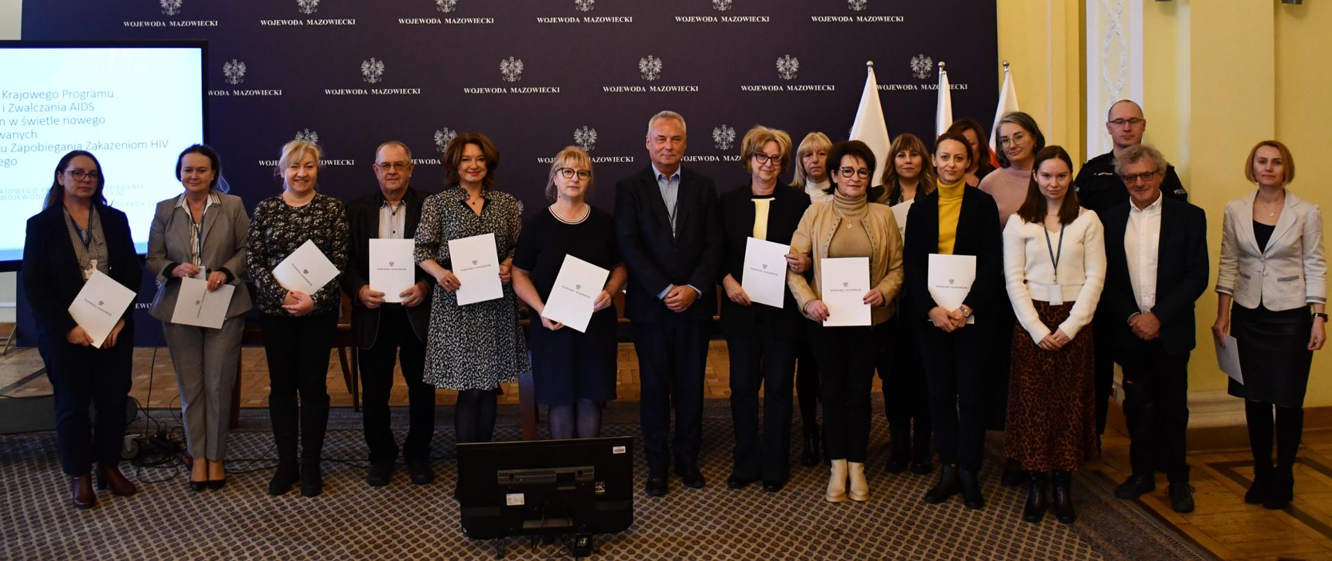 Na zdjęciu widać kobiety i mężczyzn