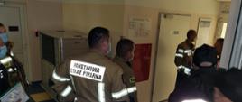 Na zdjęciu widoczni strażacy z KP PSP Gryfice w jednym z pomieszczeń gryfickiego szpitala