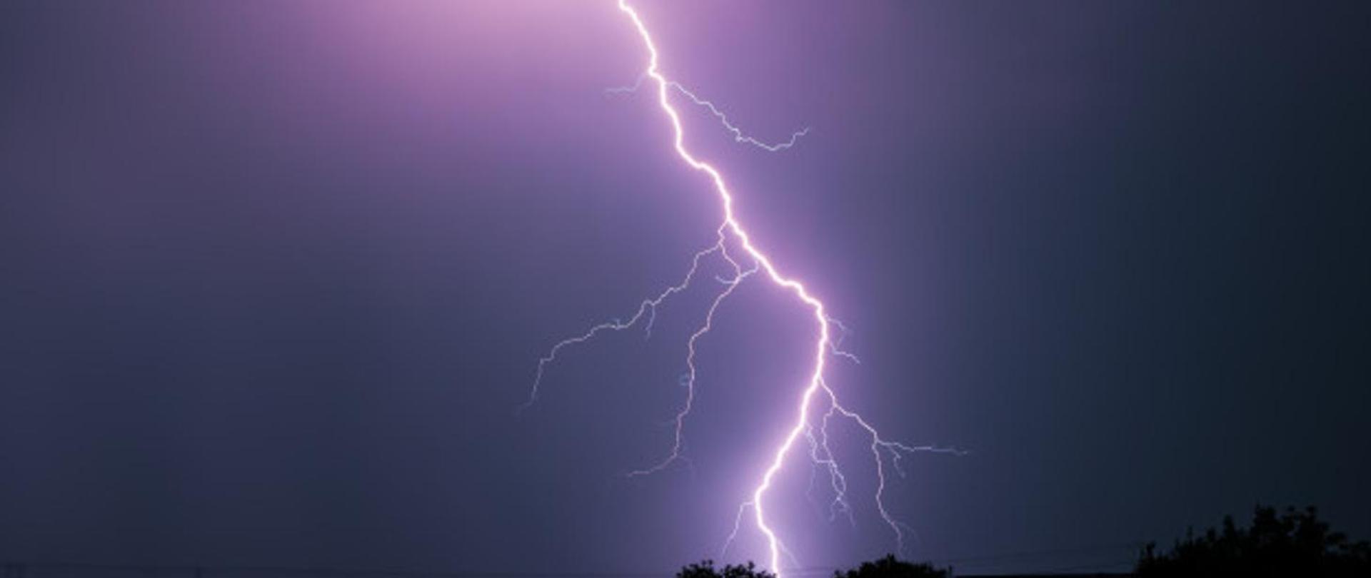 Zdjęcie przedstawia błyskawicę