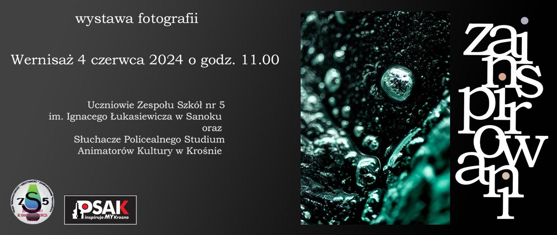 Plakat informujący o wystawie fotograficznej pod tytułem Zainspirowani. Po lewej stronie na czarnym tle jest informacja gdzie i kiedy odbędzie się wystawa. Po prawej stronie zdjęcie szkła w kolorze turkusowym i poziomy napis zainspirowani. 