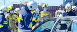 Na zdjęciu strażacy ćwiczą usunięcie przedniej szyby samochodu z użyciem akumulatorowej piły szablastej.