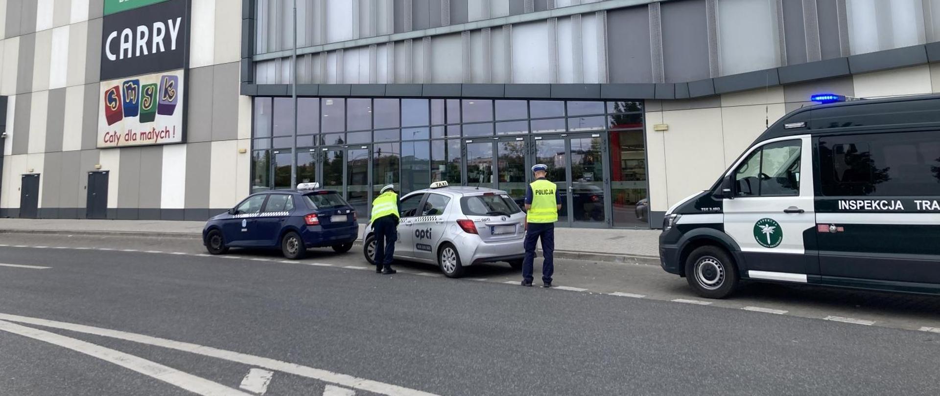 Kontrola taxi przed galeria handlową Avenida.