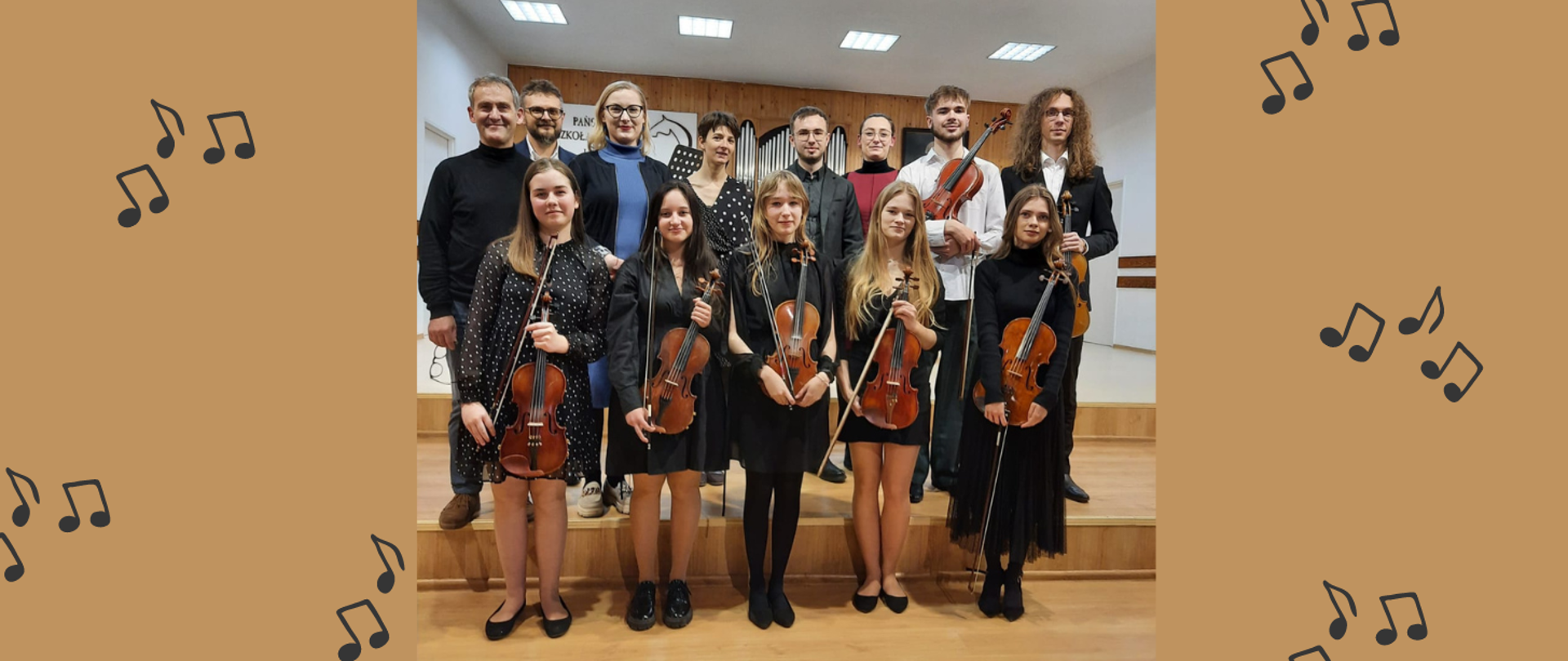 Muzycy z instrumentami stoją na scenie PSM w Koninie.