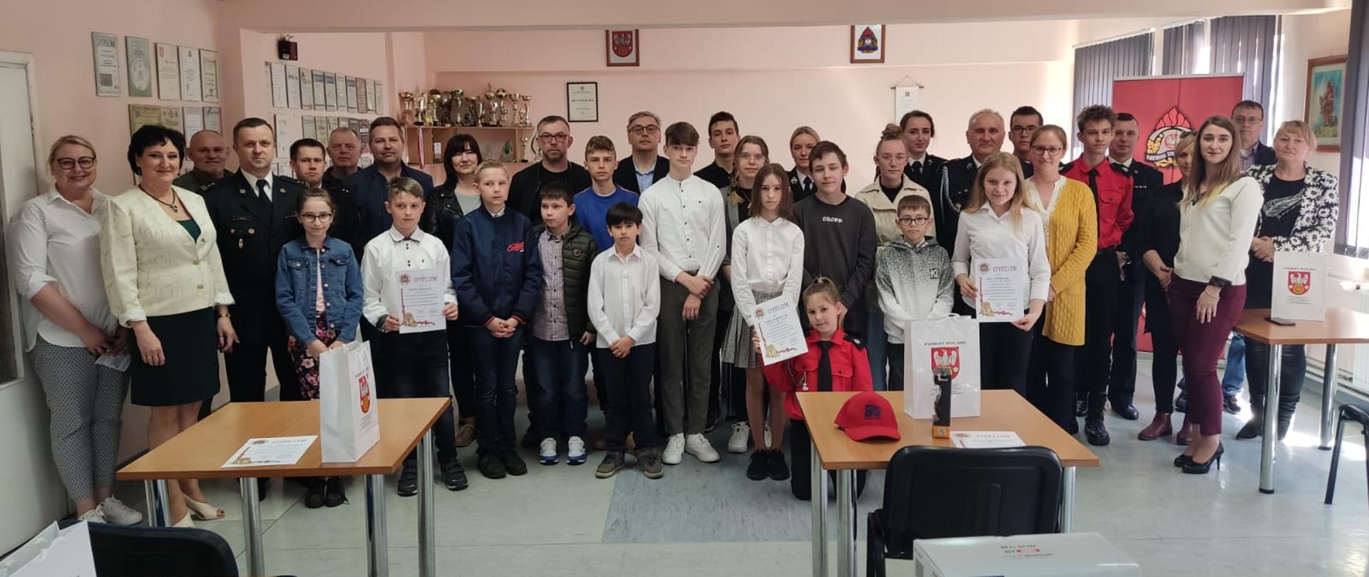 Zdjęcie przedstawia wszystkich uczestników Powiatowego Turnieju Wiedzy Pożarniczej