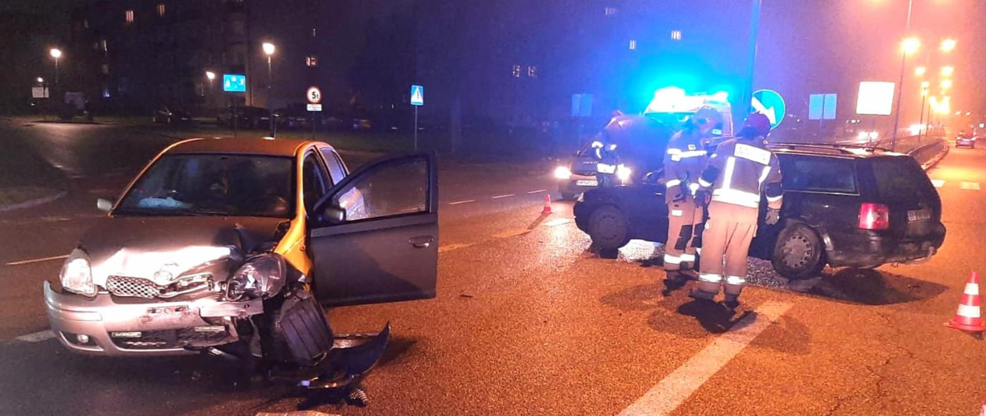 Zdjęcie przedstawia rozbite auta, uczestniczące w kolizji. 