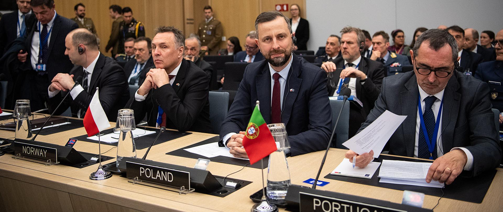 W dniach 12-13 lutego 2025 r., wicepremier - minister obrony narodowej Władysław Kosiniak – Kamysz przebywał w Kwaterze Głównej NATO w Brukseli. 12 lutego, szef MON uczestniczył w spotkaniu ministrów obrony tzw. „grupy 5” (Polska, Niemcy, Francja, Włochy, Wielka Brytania) oraz posiedzeniu Grupy Kontaktowej ds. Obrony Ukrainy. Fot. st. kpr. Wojciech Król/MON