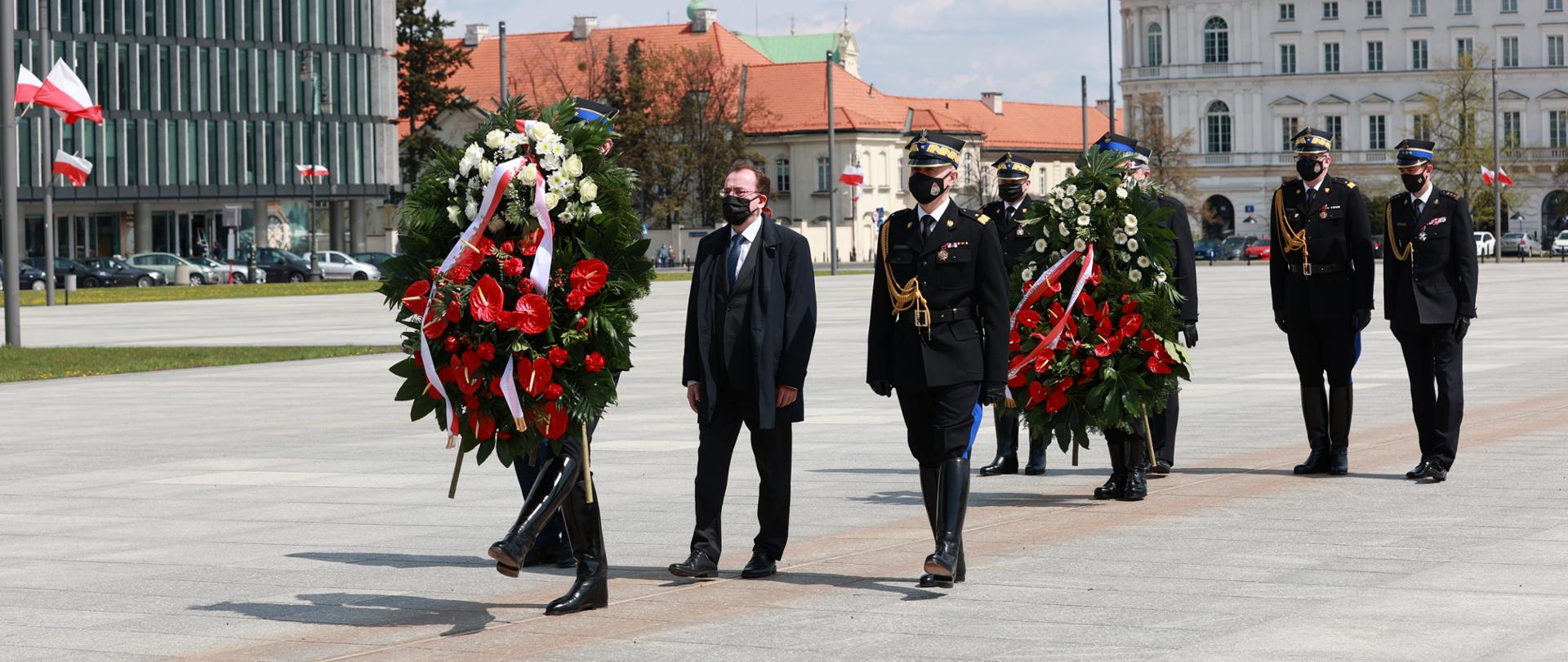 Składanie wieńców pod Grobem Nieznanego Żołnierza. Na pierwszym planie widoczna księga pamiątkowa